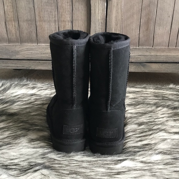 ✨Women’s UGG Classic Short II Boot in Black. ✨ - Picture 2 of 6